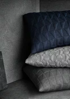 Fritz Hansen Trapez Cushion By Arne Jacobsen -Home textiles Salgsbutik fritz hansen pude trapez cushion af arne jacobsen large midnight blue 9636040