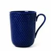 Lyngby Porcelain Rhombe - Krus Med Hank -Home textiles Salgsbutik lyngby porcelain krus rhombe krus med hank moerk blaa 7064986